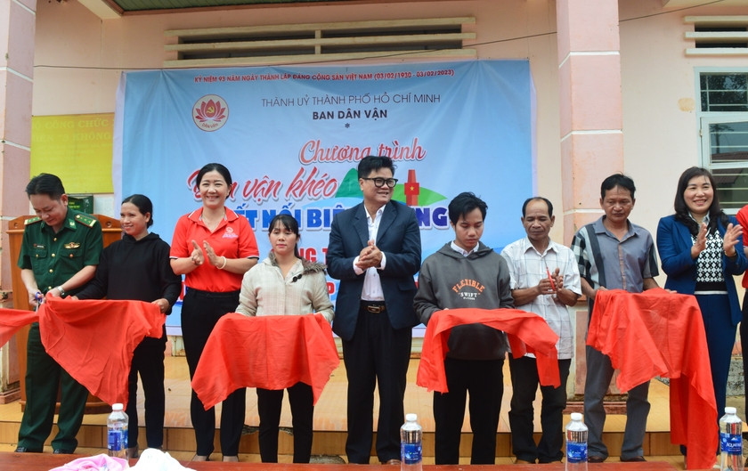 Đoàn Công tác và đại diện lãnh đạo địa phương cắt băng khánh thành công trình "Dân vận khéo-thắp sáng đường biên" tại huyện Ia Grai. Ảnh: Anh Huy Đoàn Công tác và đại diện lãnh đạo địa phương cắt băng khánh thành công trình "Dân vận khéo-thắp sáng đường biên" tại huyện Ia Grai. Ảnh: Anh Huy