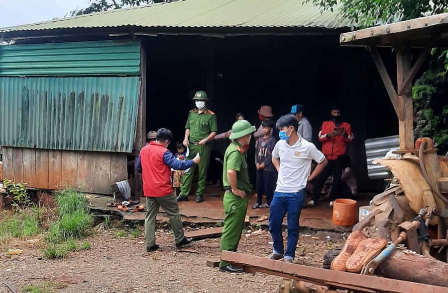 Lực lượng chức năng điều tra làm rõ vụ việc: Lê Văn Châu Lực lượng chức năng điều tra làm rõ vụ việc: Lê Văn Châu