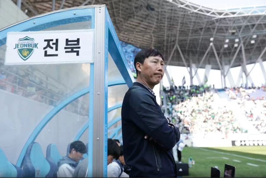 Ông Kim Sang-sik từng vô địch Hàn Quốc với Jeonbuk trên cả cương vị cầu thủ, trợ lý và HLV trưởng. Ảnh: KFA Ông Kim Sang-sik từng vô địch Hàn Quốc với Jeonbuk trên cả cương vị cầu thủ, trợ lý và HLV trưởng. Ảnh: KFA