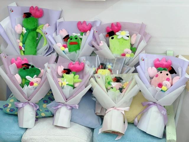 Những bông hoa gấu bông “xấu lạ”. ẢNH: DUY TÂN Những bông hoa gấu bông “xấu lạ”. ẢNH: DUY TÂN