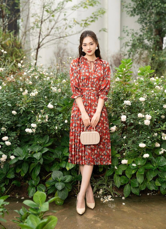 Váy hoa nhí màu đỏ dáng suông có chi tiết chân váy dập ly tạo nên vẻ đẹp lãng mạn ngọt ngào. Sản phẩm này kết hợp đẹp nhất cùng các món phụ kiện có gam màu nhẹ nhàng như túi xách mini, giày cao gót mũi nhọn màu nude và khuyên tai ngọc trai. Váy hoa nhí màu đỏ dáng suông có chi tiết chân váy dập ly tạo nên vẻ đẹp lãng mạn ngọt ngào. Sản phẩm này kết hợp đẹp nhất cùng các món phụ kiện có gam màu nhẹ nhàng như túi xách mini, giày cao gót mũi nhọn màu nude và khuyên tai ngọc trai.