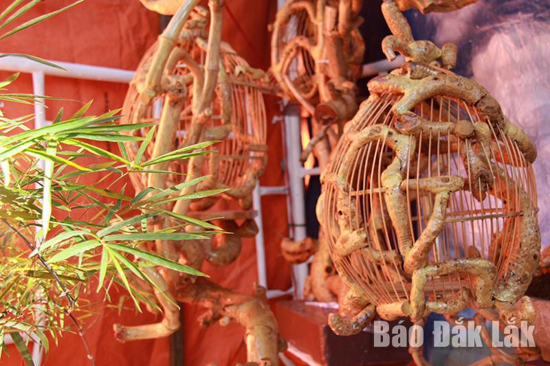 Những lồng chim sắc sảo được anh Đào Văn Bình làm từ phôi tre bị hỏng.