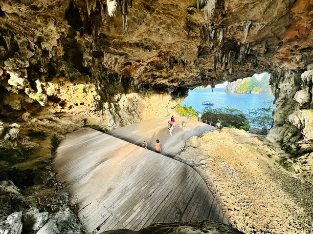 Hang Trống rộng khoảng 300m2, với trần thạch nhũ độc đáo. Ảnh: Lã Nghĩa Hiếu Hang Trống rộng khoảng 300m2, với trần thạch nhũ độc đáo. Ảnh: Lã Nghĩa Hiếu