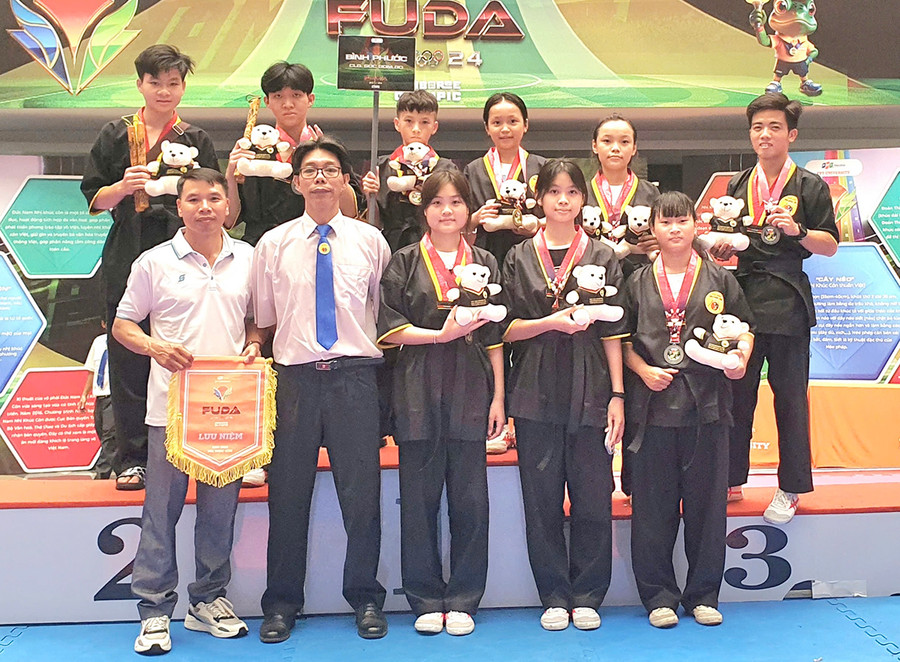 Võ sư Phạm Đăng Khoa (hàng trước, thứ 2 từ trái sang) cùng các môn sinh Gia Lai tham gia Giải Nhị khúc côn Cúp các câu lạc bộ toàn quốc tổ chức tại Đà Nẵng vào tháng 7-2024 (ảnh nhân vật cung cấp).