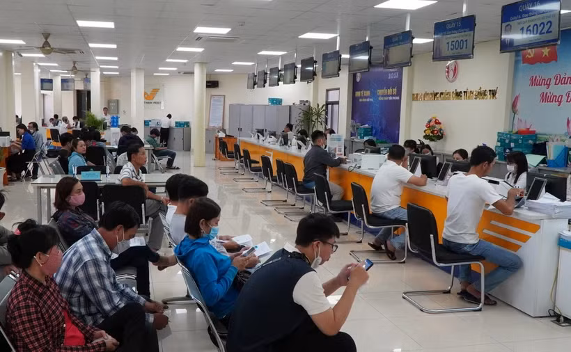 Người dân đến làm thủ tục hành chính tại Trung tâm Hành chính công tỉnh Đồng Tháp. (Ảnh: Nhựt An/TTXVN)