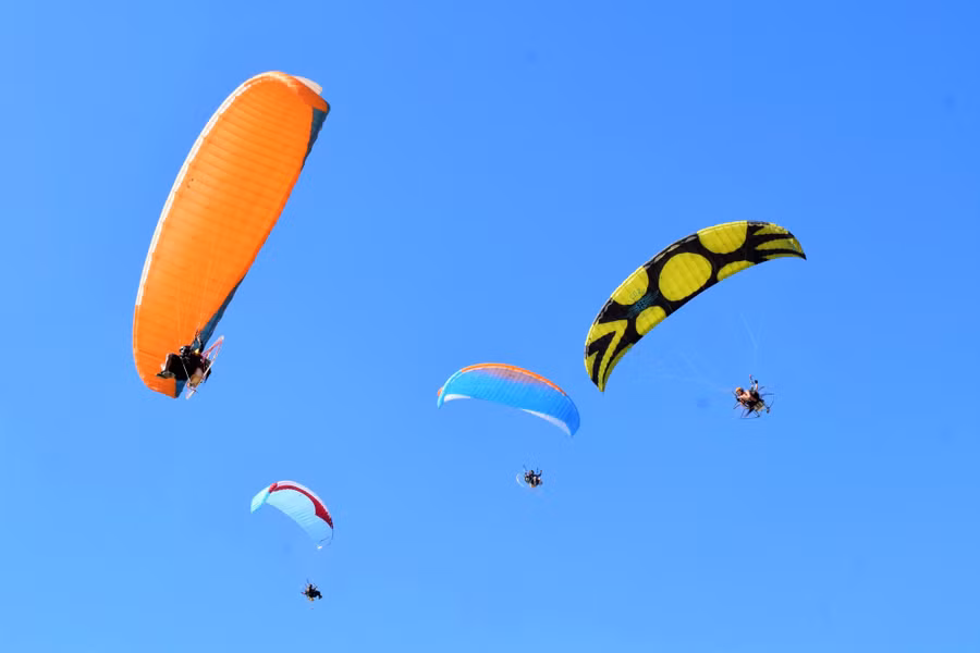 Các nội dung thi đấu chính gồm kỹ thuật cất, hạ cánh và biểu diễn dù lượn có động cơ. Ảnh: Nguyễn Tú