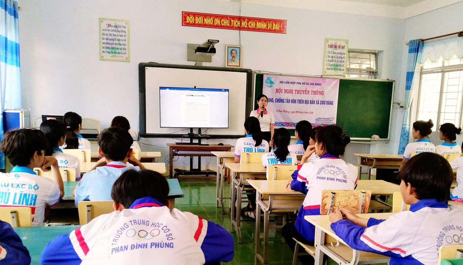 Một buổi truyền thông về phòng-chống tảo hôn cho các thành viên Câu lạc bộ Thủ lĩnh của sự thay đổi tại Trường THCS Phan Đình Phùng, xã Chư Răng. Ảnh: V.C