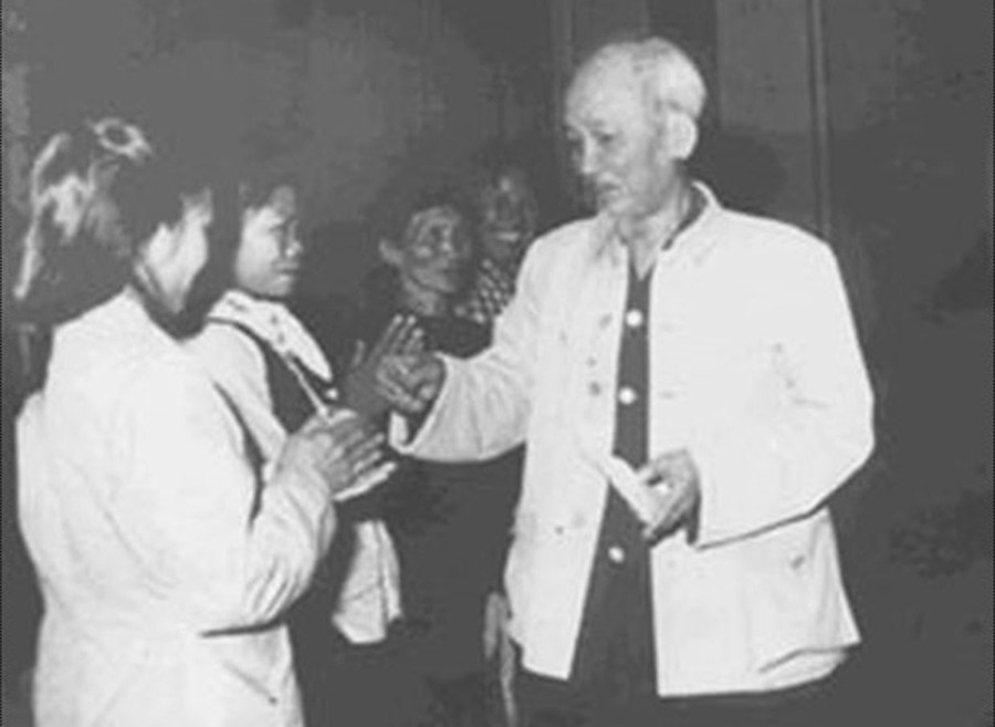 Chủ tịch Hồ Chí Minh tặng Huy hiệu của Người cho một số đại biểu dự Đại hội Phụ nữ xuất sắc trong phong trào &quot;Ba đảm đang&quot; của Thủ đô Hà Nội (ngày 2/12?1965) - Ảnh tư liệu (Báo Nhân dân)