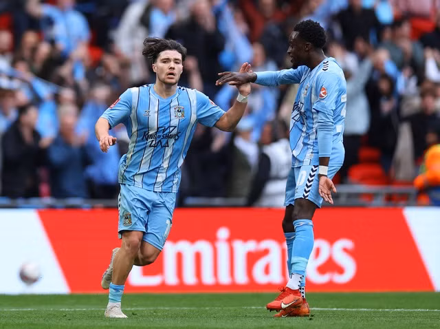 Callum O'Hare có bàn thắng khó tin.