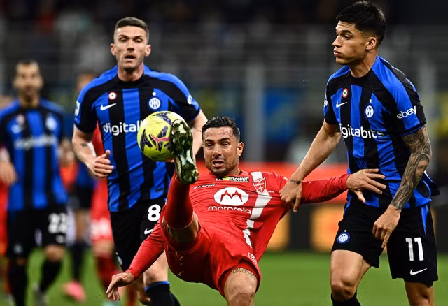 Izzo (áo đỏ) sẽ kháng cáo bản án. Ảnh: AFP