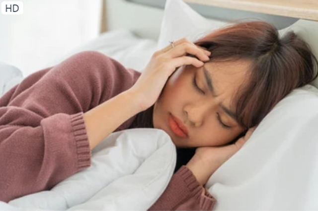 Khi nằm suốt đêm, dịch não tủy sẽ tích tụ trong não do khối u ngăn chặn sự lưu thông, từ đó khiến cho cơn đau đầu trở nên tồi tệ hơn vào sáng sớm. Ảnh: Shutterstock Khi nằm suốt đêm, dịch não tủy sẽ tích tụ trong não do khối u ngăn chặn sự lưu thông, từ đó khiến cho cơn đau đầu trở nên tồi tệ hơn vào sáng sớm. Ảnh: Shutterstock