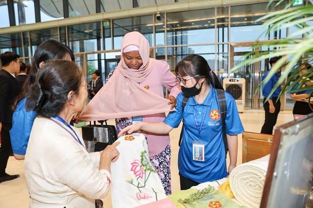 Các đại biểu quốc tế tham quan triển lãm về các sản phẩm OCOP Việt Nam. (Ảnh: Minh Sơn/Vietnam+)