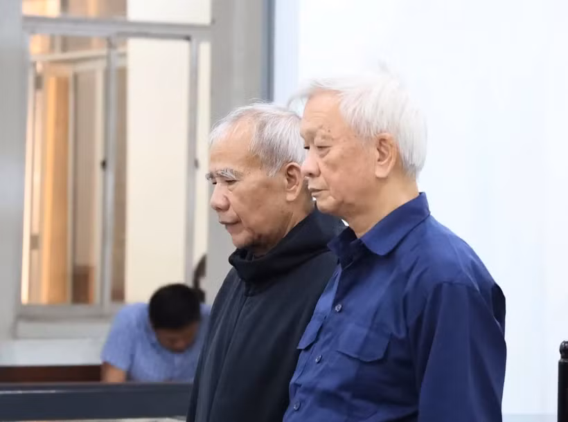 Bị cáo Nguyễn Chiến Thắng - cựu Chủ tịch UBND tỉnh Khánh Hòa (phải) và Đào Công Thiên - cựu Phó chủ tịch UBND tỉnh trong phiên tòa ngày 18/12/2023. (Ảnh: Tiên Minh/TTXVN)