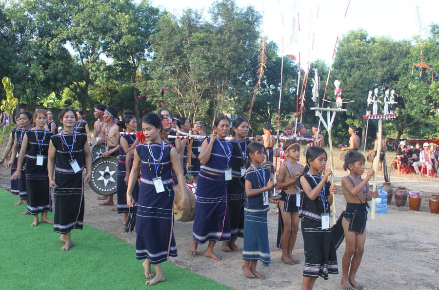 Đoàn nghệ nhân xã Pờ Tó trình diễn cồng chiêng tại ngày hội. Ảnh: V.C Đoàn nghệ nhân xã Pờ Tó trình diễn cồng chiêng tại ngày hội. Ảnh: V.C