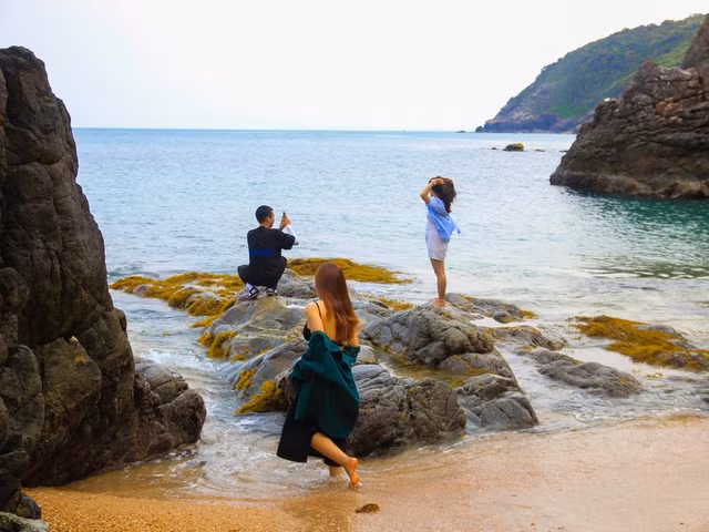 Các bạn trẻ tranh thủ chọn cho mình vị trí đẹp nhất trên bãi Ghềnh để có những tấm ảnh ưng ý. Ảnh: Hữu Tú