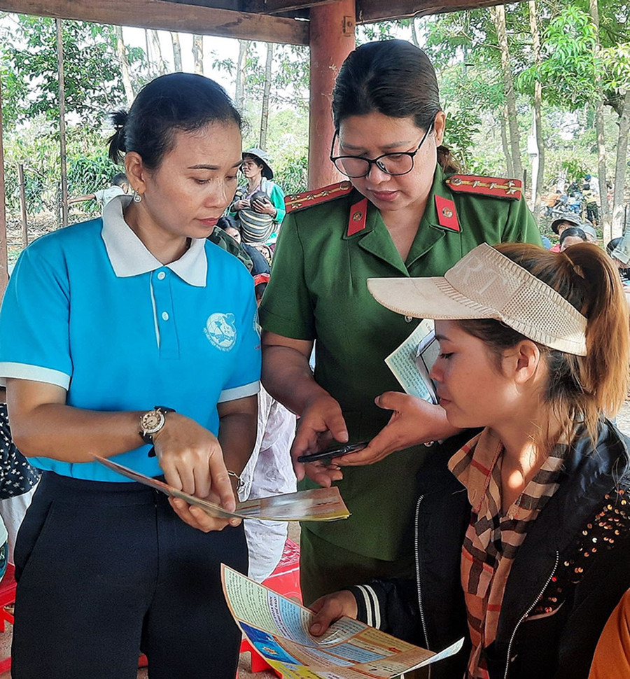 Cán bộ Hội Liên hiệp phụ nữ thị trấn Phú Hòa (huyện Chư Păh) tuyên truyền về hoạt động lừa đảo qua mạng để hội viên nâng cao cảnh giác. Ảnh: M.C