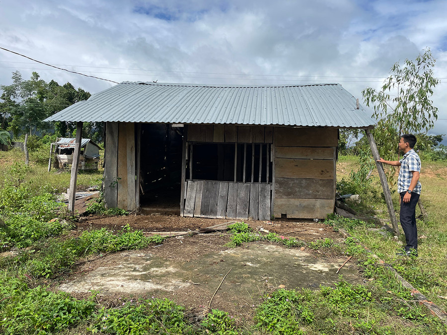 Một ngôi nhà ở khu tái định cư trở thành... chuồng bò. Ảnh: L.V.N Một ngôi nhà ở khu tái định cư trở thành... chuồng bò. Ảnh: L.V.N