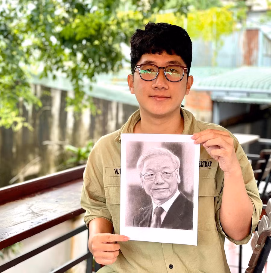 Em Trần Minh Hoàng và chân dung của Tổng Bí thư Nguyễn Phú Trọng được em hoàn thành sau 6 tiếng đồng hồ. Ảnh: L.N