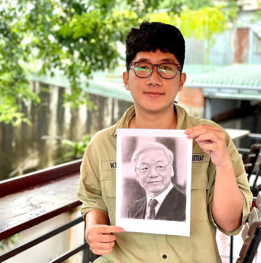 Em Trần Minh Hoàng và chân dung của Tổng Bí thư Nguyễn Phú Trọng được em hoàn thành sau 6 tiếng đồng hồ. Ảnh: L.N Em Trần Minh Hoàng và chân dung của Tổng Bí thư Nguyễn Phú Trọng được em hoàn thành sau 6 tiếng đồng hồ. Ảnh: L.N