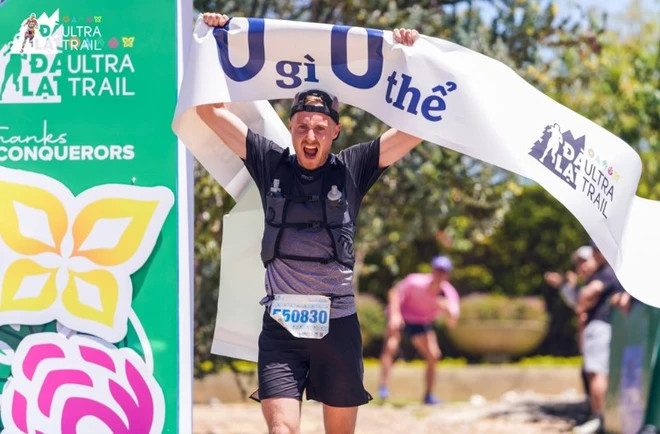 Vận động viên Valentin Orange, người Pháp, vô địch cự ly 55km tại Giải siêu marathon Quốc tế Dalat Ultra Trail năm 2023. (Nguồn: Báo Lâm Đồng)