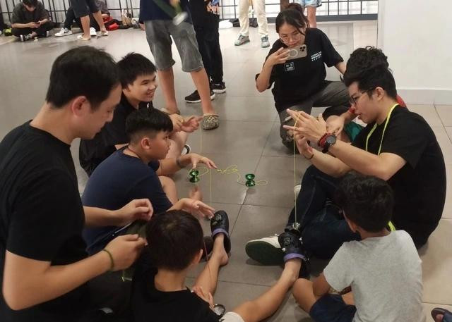 Cô luôn đồng hành cùng anh trong các hoạt động. Ảnh Phương Vy Cô luôn đồng hành cùng anh trong các hoạt động. Ảnh Phương Vy