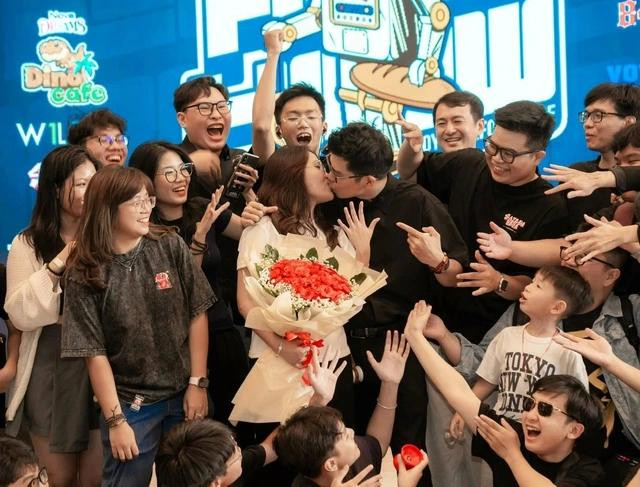 Anh Dũng cầu hôn vợ mình trong sự hò reo của cộng đồng yoyo tại Việt Nam Anh Dũng cầu hôn vợ mình trong sự hò reo của cộng đồng yoyo tại Việt Nam