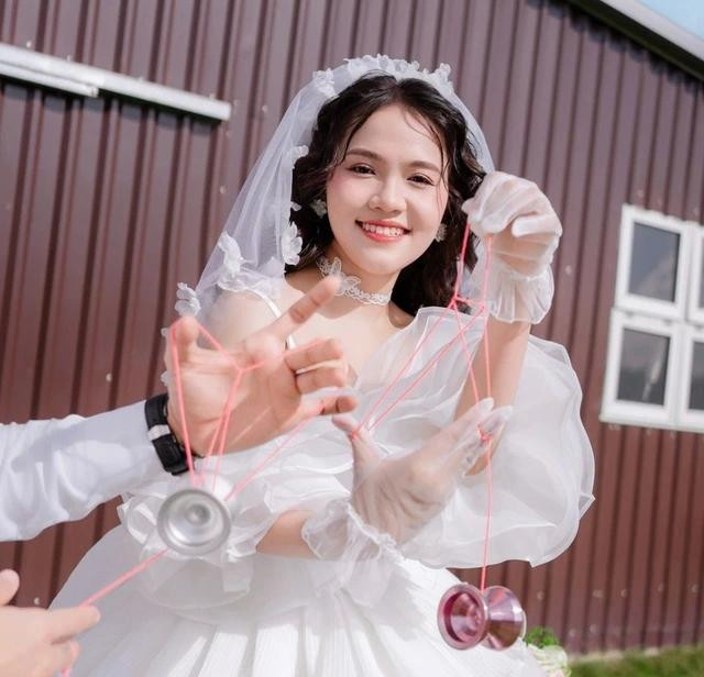Cô dâu chú rể biểu diễn "trick" yoyo. ẢNH: NVCC Cô dâu chú rể biểu diễn "trick" yoyo. ẢNH: NVCC