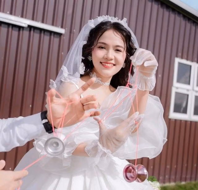 Cô dâu chú rể biểu diễn "trick" yoyo. ẢNH: NVCC