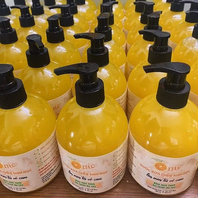 Sản phẩm nước rửa chén làm từ vỏ trái cây. ẢNH: DUY TÂN