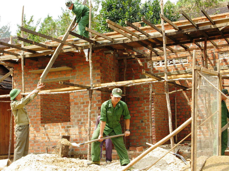 Bộ đội biên phòng làm nhà giúp dân. Ảnh: TH