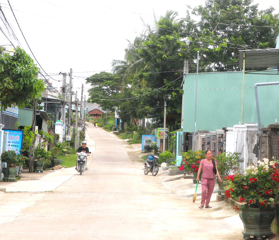 Mặt trận cùng các tổ chức thành viên phường Ngô Mây (thị xã An Khê) tuyên truyền, vận động người dân chung tay xây dựng nhiều tuyến đường trên địa bàn xanh-sạch-đẹp hơn. Ảnh: An Phát