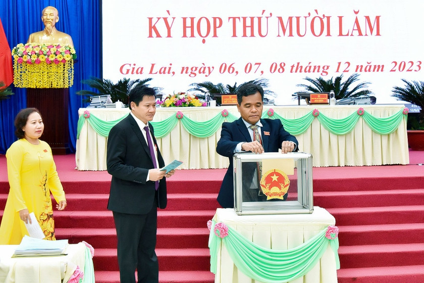 Các đại biểu HĐND tỉnh khóa XII tiến hành bỏ phiếu lấy phiếu tín nhiệm đối với những người giữ chức vụ do HĐND tỉnh bầu. Ảnh: Đức Thụy