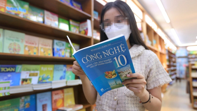 Việc lựa chọn SGK dự kiến sẽ được trả lại cho các nhà trường thay vì UBND cấp tỉnh như hiện nay. Ảnh: T.N