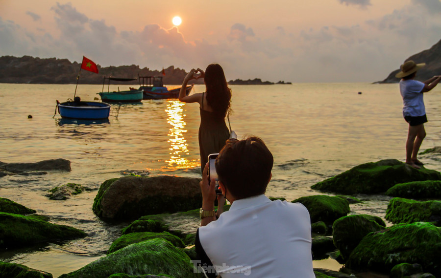 Ghi nhận của PV Tiền Phong, mỗi ngày, khi trời vừa sáng nhiều du khách tìm đến bãi đá dọc bờ kè chắn sóng của xã Nhơn Hải để check-in, tận hưởng vẻ đẹp của thiên nhiên. Ảnh: Trương Định Ghi nhận của PV Tiền Phong, mỗi ngày, khi trời vừa sáng nhiều du khách tìm đến bãi đá dọc bờ kè chắn sóng của xã Nhơn Hải để check-in, tận hưởng vẻ đẹp của thiên nhiên. Ảnh: Trương Định