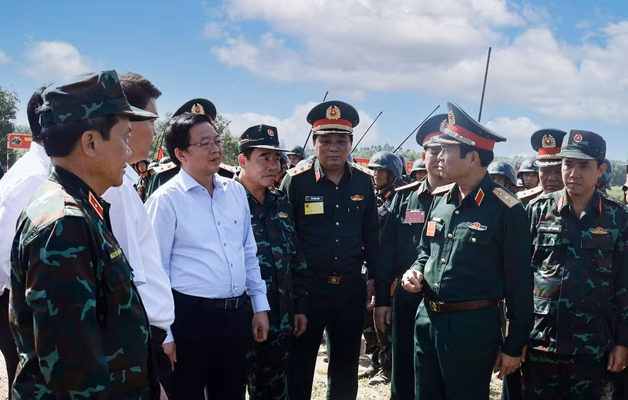 Lãnh đạo Bộ Quốc phòng kiển tra công tác huấn luyện, sẵn sàng chiến đấu tại Quân đoàn 3. Ảnh: Danh Quang