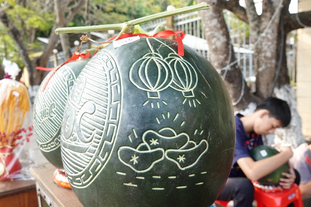 Những trái dưa được điêu khắc chữ thư pháp, lồng đèn. ẢNH DUY TÂN Những trái dưa được điêu khắc chữ thư pháp, lồng đèn. ẢNH DUY TÂN