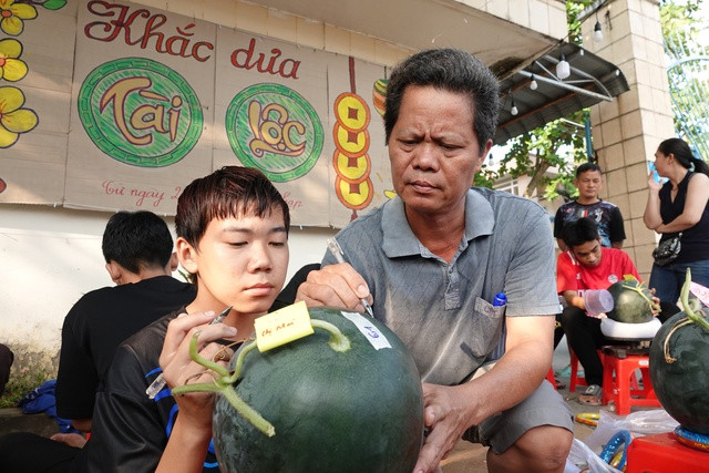 Thầy Nguyễn Văn Vĩnh, người khởi xướng hoạt động đã hỗ trợ truyền nghề cho các em kiếm tiền vào những ngày tết. ẢNH DUY TÂN Thầy Nguyễn Văn Vĩnh, người khởi xướng hoạt động đã hỗ trợ truyền nghề cho các em kiếm tiền vào những ngày tết. ẢNH DUY TÂN