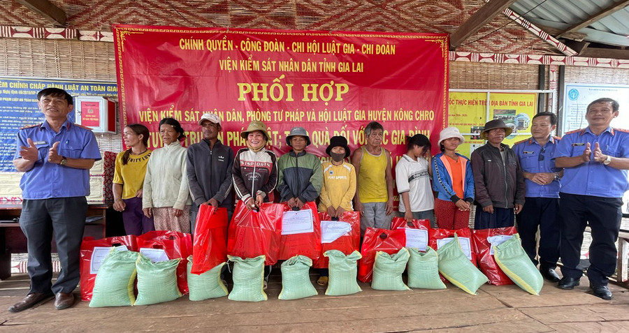 Đại diện Viện KSND tỉnh tặng quà cho các hộ dân làng Hlang, xã Yang Nam. Ảnh: Phương Liên