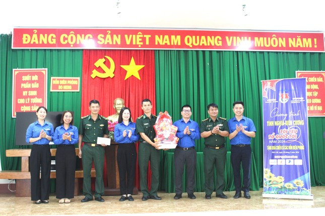 Đoàn công tác thăm, tặng quà cho cán bộ chiến sĩ các đồn biên phòng Đoàn công tác thăm, tặng quà cho cán bộ chiến sĩ các đồn biên phòng