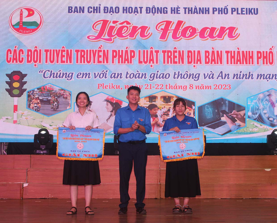 Anh Thái Giang Nam (ở giữa)-Bí thư Thành Đoàn Pleiku trao giải nhì cho các đội thi. Ảnh: Minh Nhật