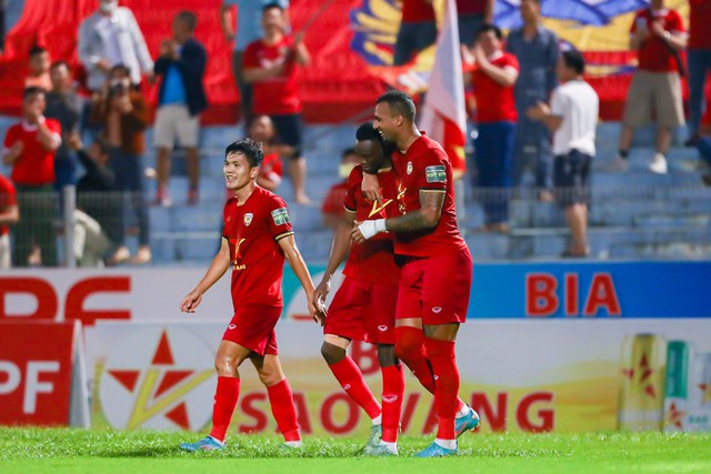 CLB Bình Dương (áo trắng) thi đấu nhạt nhòa. Ảnh: Minh Tú