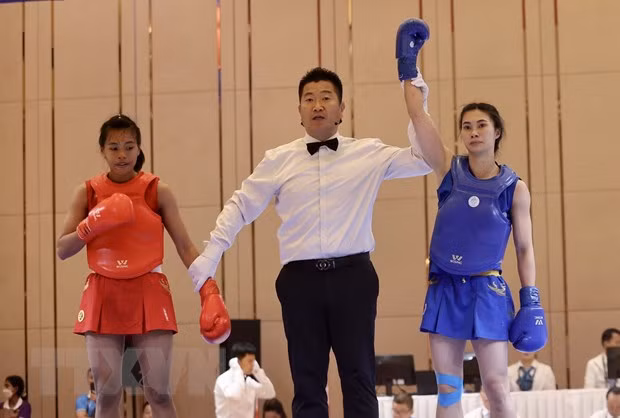 Nguyễn Thị Lan (giáp xanh) mang về HCV thứ 60 cho Việt Nam. (Ảnh: Hoàng Linh/TTXVN)