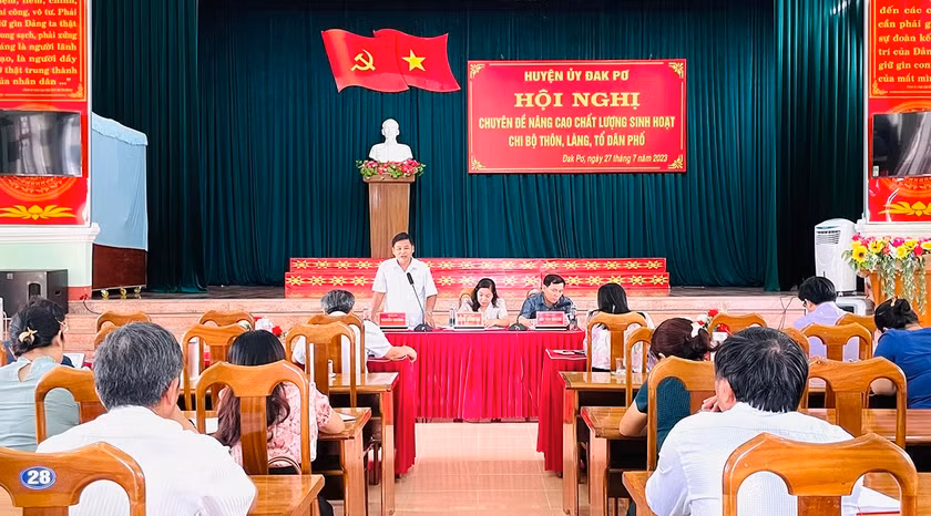 Sáng 27-7, Thường trực Huyện ủy Đak Pơ chủ trì Hội nghị chuyên đề “Nâng cao chất lượng sinh hoạt chi bộ thôn, làng, tổ dân phố”. Ảnh: Nguyễn Hiền Sáng 27-7, Thường trực Huyện ủy Đak Pơ chủ trì Hội nghị chuyên đề “Nâng cao chất lượng sinh hoạt chi bộ thôn, làng, tổ dân phố”. Ảnh: Nguyễn Hiền