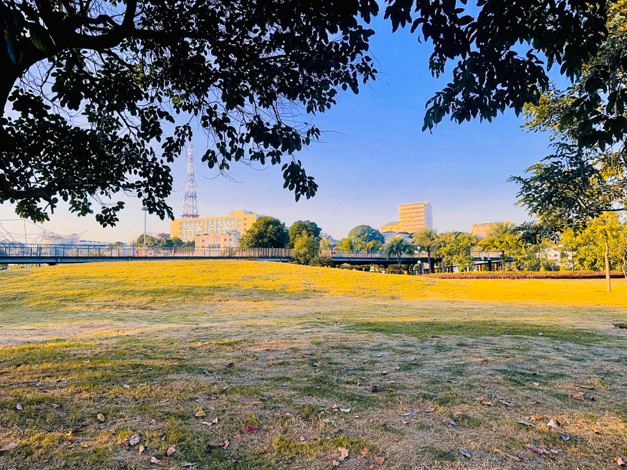 Có một công viên đẹp xiêu lòng bên bờ Di sản vịnh Hạ Long - Ảnh 6. Khung cảnh đẹp thơ mộng, nơi du khách có thể chiêm ngưỡng nhiều địa điểm nổi tiếng của TP.Hạ Long. Ảnh: LÃ NGHĨA HIẾU