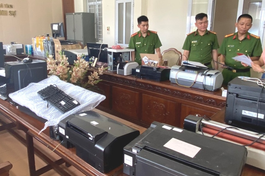 Các máy móc in ấn giấy tờ giả bị thu giữ. Ảnh: Công an cung cấp Các máy móc in ấn giấy tờ giả bị thu giữ. Ảnh: Công an cung cấp