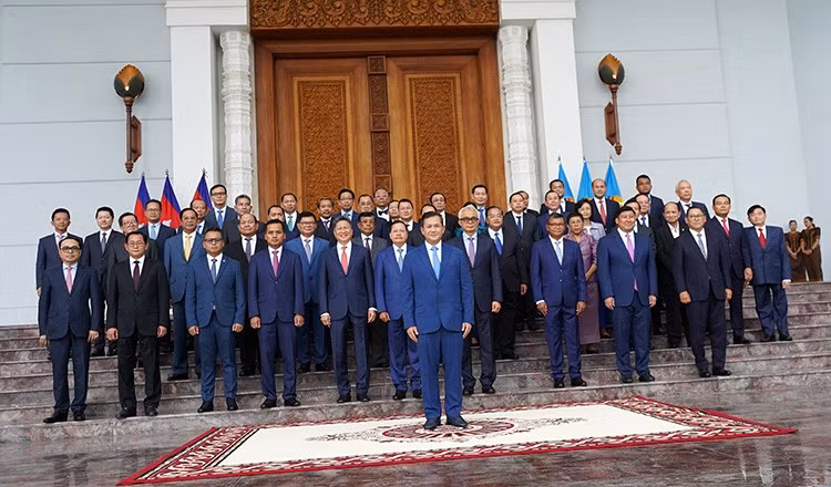 Ông Hun Manet (người đứng trước) và các thành viên nội các sắp nhậm chức chụp hình chung tại bữa ăn tối do Thủ tướng sắp mãn nhiệm Hun Sen chủ trì ngày 10-8. Ảnh: KHMER TIMES