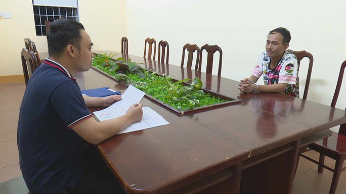 Đối tượng Nguyễn Văn Thắng (bên phải) bị bắt giữ sau 12 năm lẩn trốn