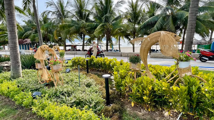 Các mô hình tạo điểm nhấn cho khách dạo biển Đà Nẵng. Ảnh: Nguyễn Tú