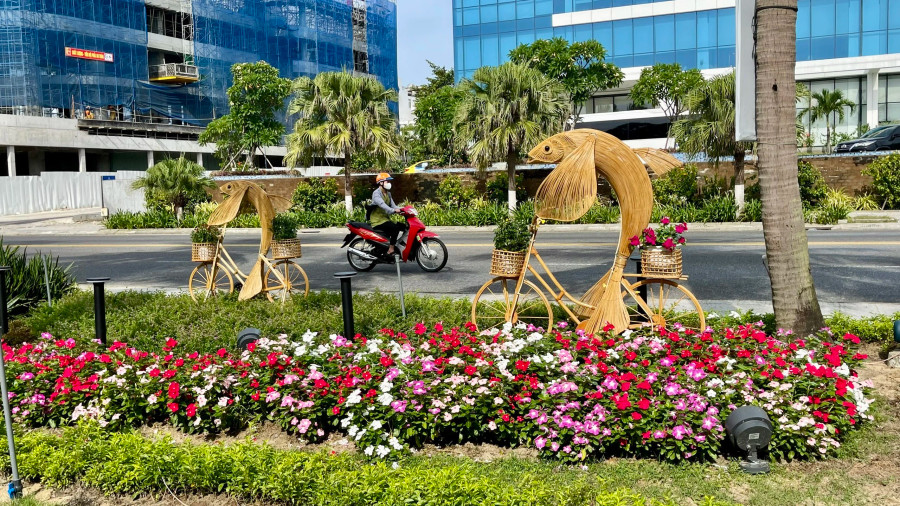 Cụm trang trí Cá dạo phố biển, tái chế xe đạp cũ, kết hợp mây tre, trang trí hoa lá
