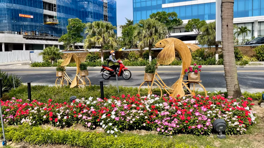 Cụm trang trí Cá dạo phố biển, tái chế xe đạp cũ, kết hợp mây tre, trang trí hoa lá